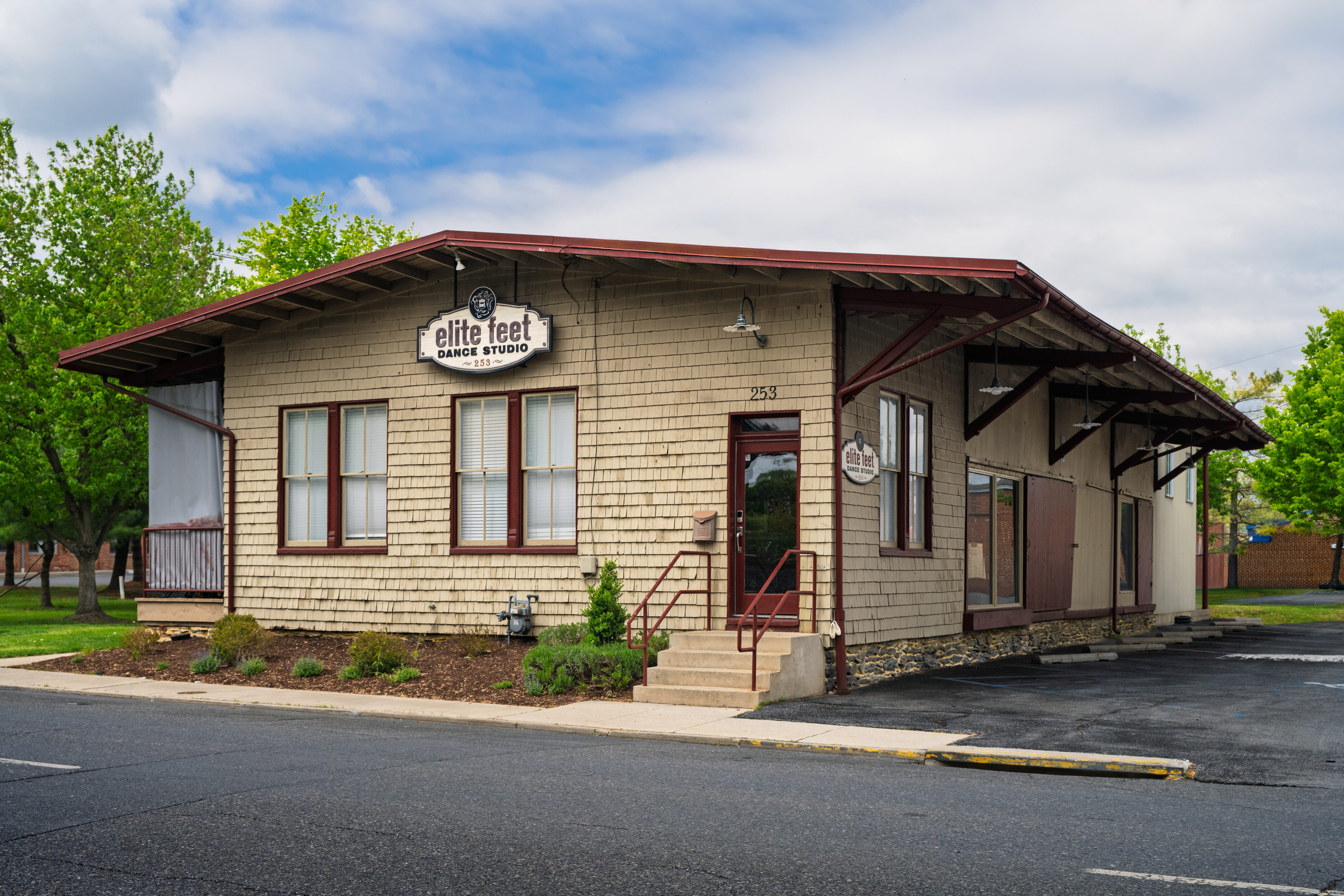 Picture of the front of Elite Feet Dance Studio from 4th Street
